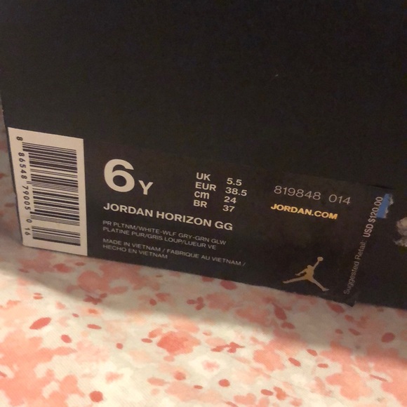 Size 6 Youth (8.5 Woman’s) Jordan grey/green glow - Picture 4 of 4